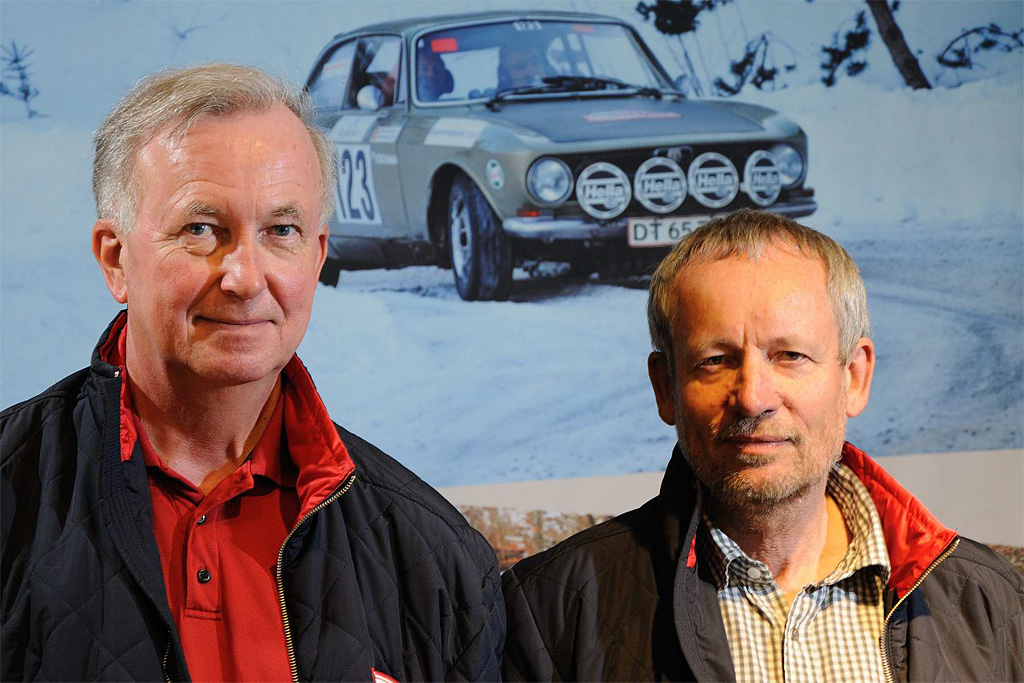 Bent Mikkelsen og Jens Gandrup foran en plakat med deres Alfa Romeo. I det kommende Rallye Monte-Carlo Historique satser de på at komme i top 25 blandt de langt over 300 deltagende mandskaber
(Foto: Michael Eisenberg)